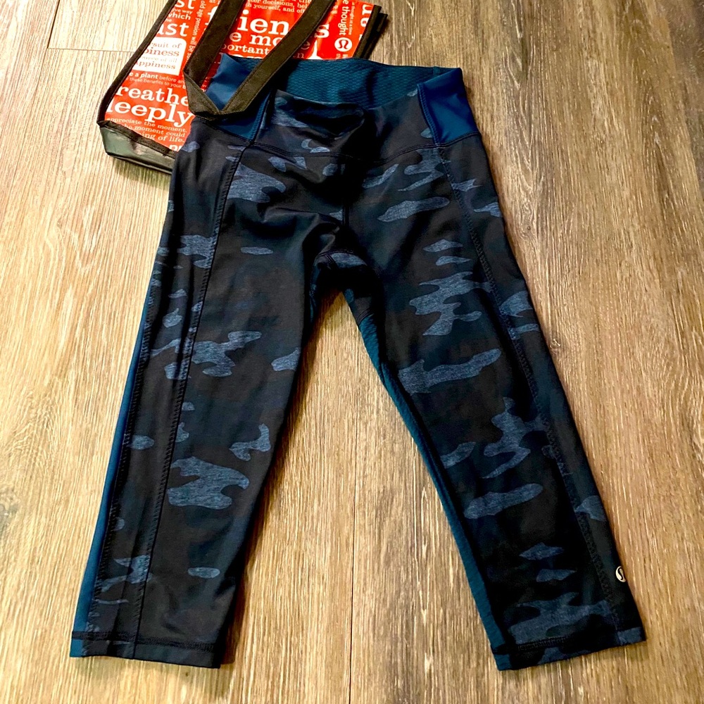 LULULEMON Clip In Crop, Sz 4, Navy Camo/Teal